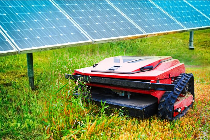 Ferngesteuerter Groundcare-Solutions Mäher im Solarpark